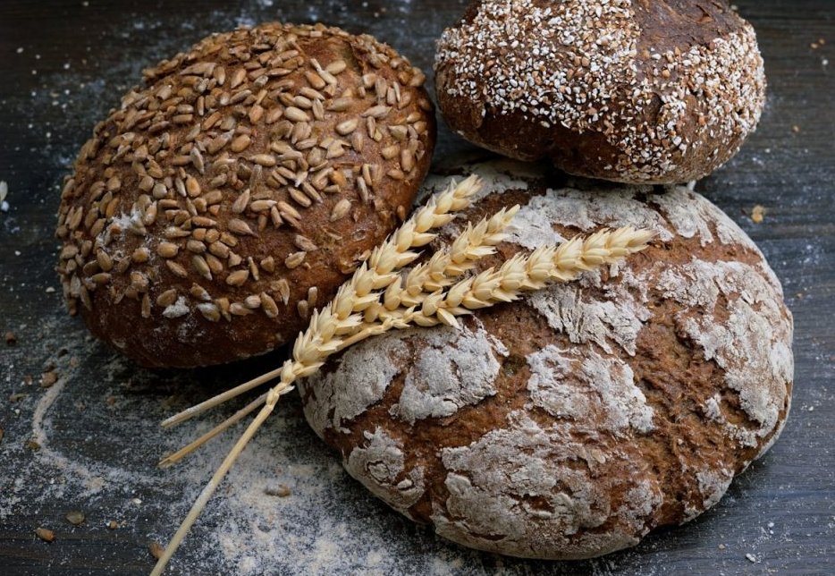 Mains pétrissant la pâte à pain